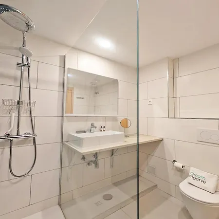 B06 - Top-floor Marina 2 Bed ラゴス