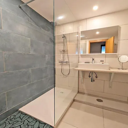 B06 - Top-floor Marina 2 Bed