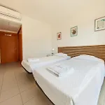 B06 - Top-floor Marina 2 Bed דירה *