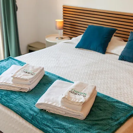 B06 - Top-floor Marina 2 Bed *