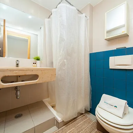 B06 - Top-floor Marina 2 Bed Apartment