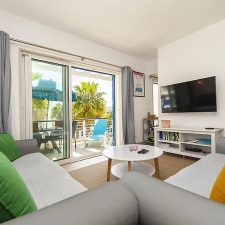 B06 - Top-floor Marina 2 Bed *