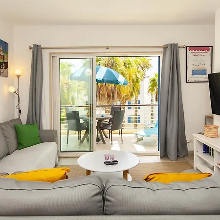 B06 - Top-floor Marina 2 Bed Daire *