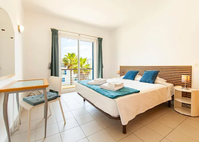 B06 - Top-floor Marina 2 Bed *