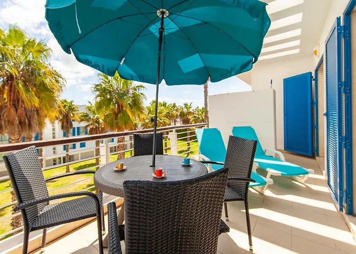 B06 - Top-floor Marina 2 Bed