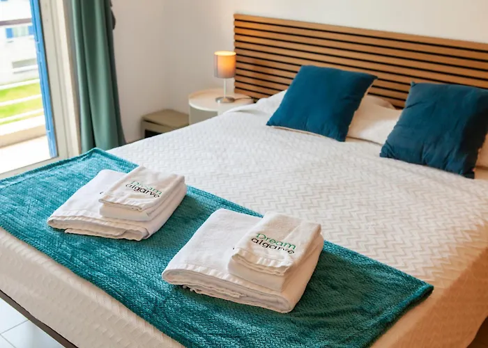 B06 - Top-floor Marina 2 Bed *