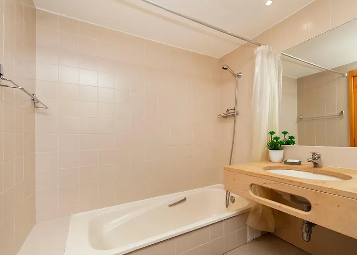 B06 - Top-floor Marina 2 Bed *