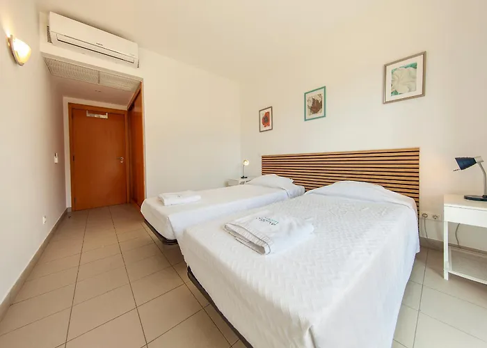 B06 - Top-floor Marina 2 Bed Apartment *