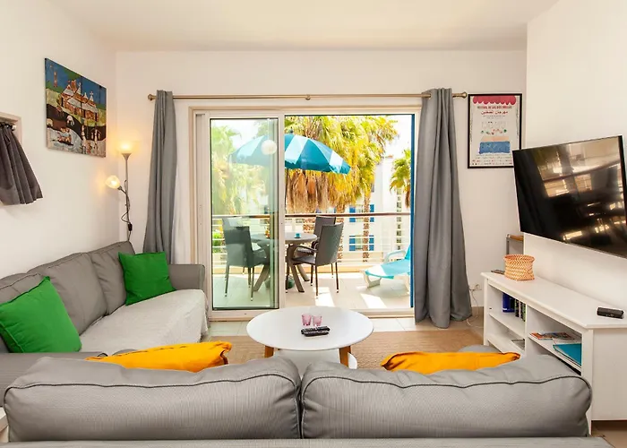 B06 - Top-floor Marina 2 Bed