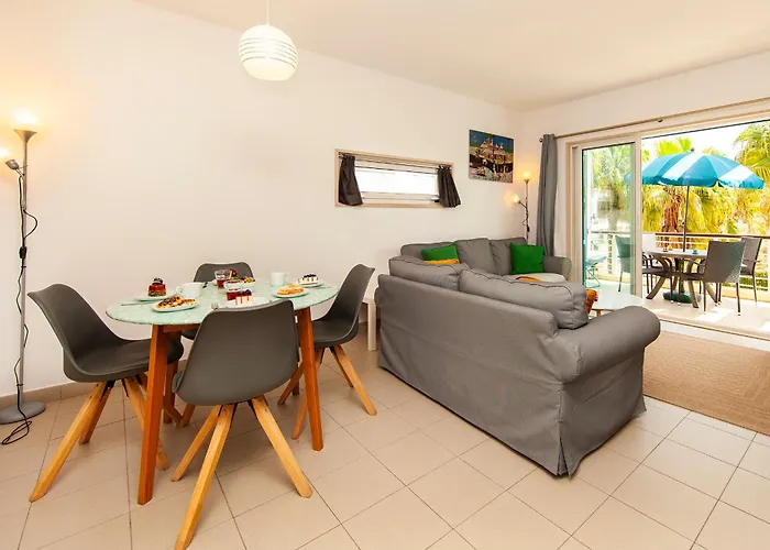 B06 - Top-floor Marina 2 Bed Apartamento