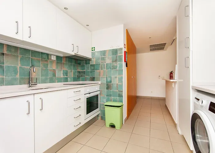 B06 - Top-floor Marina 2 Bed * Lagos