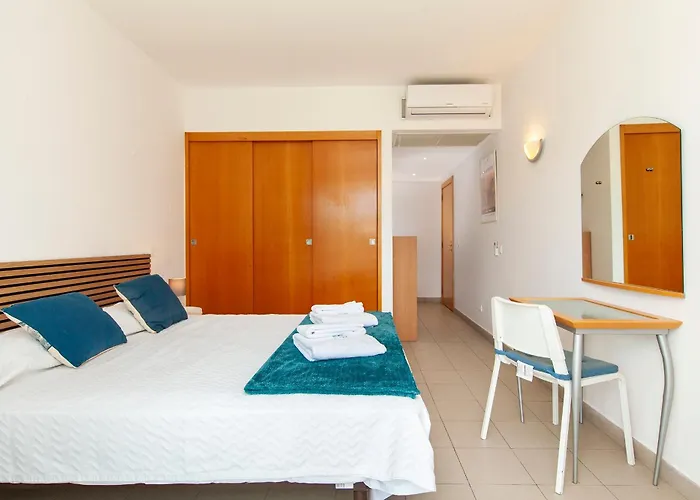 B06 - Top-floor Marina 2 Bed *