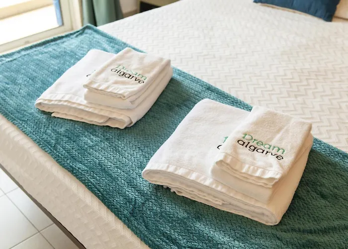 B06 - Top-floor Marina 2 Bed *